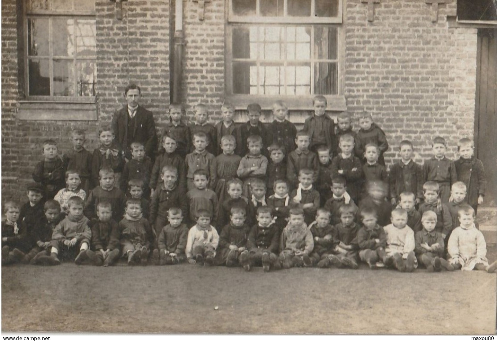 Carte Photo  ( Groupe D'enfants Devant école , écrite Pour Monsieur Hainaut Instituteur à ERRE Dans Le Nord ) - To Identify