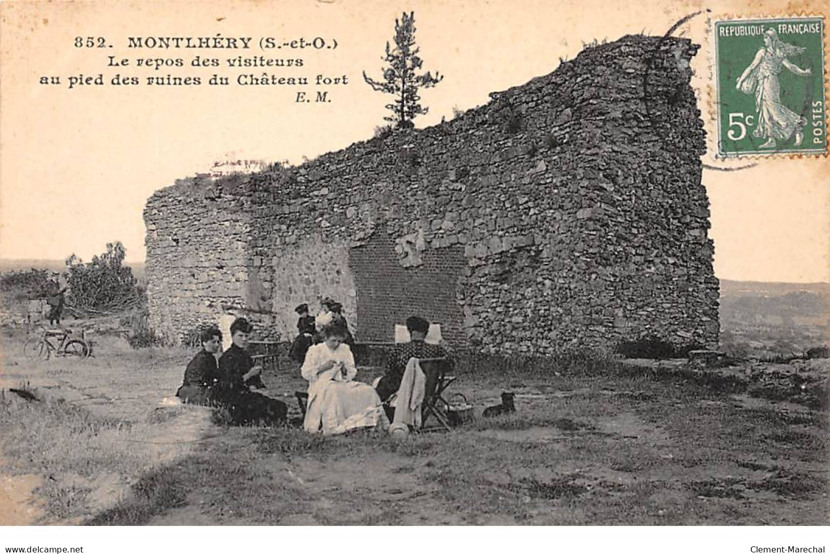 MONTLHERY - Le Repos Des Visiteurs Au Pied Des Ruines Du Château - Très Bon état - Montlhery