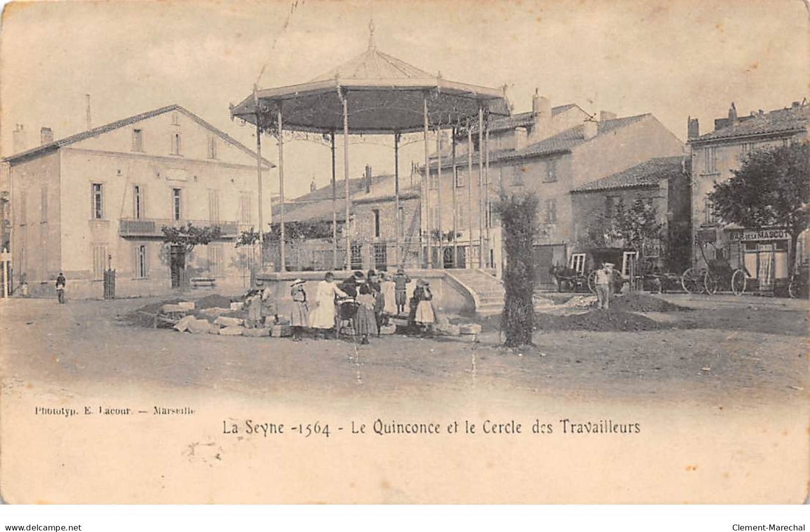 LA SEYNE - Le Quinconce Et Le Cercle Des Travailleurs - état - La Seyne-sur-Mer