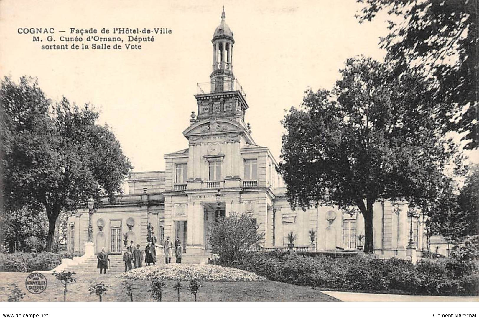 COGNAC - L'Hôtel De Ville - M. G. Cunéo D'Ornano, Député Sortant De La Salle De Vote - Très Bon état - Cognac