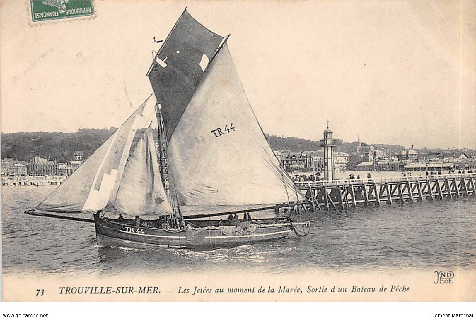 TROUVILLE SUR MER - Les Jetées Au Moment De La Marée - Sortie D'un Bateau De Pêche - Très Bon état - Trouville