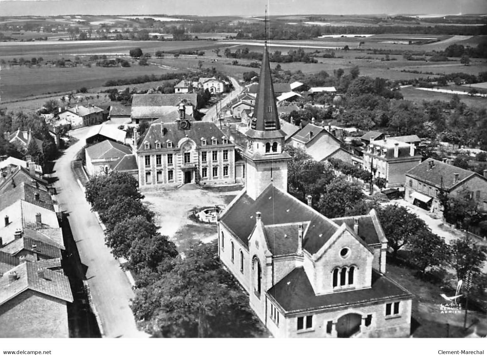 MONTHOIS - L'Eglise Et L'Hôtel De Ville - Très Bon état - Other & Unclassified