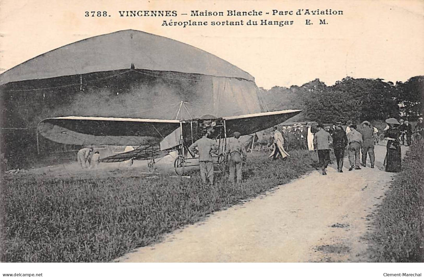 VINCENNES - Maison Blanche - Parc D'Aviation - Aéroplane Sortant Du Hangar - Très Bon état - Vincennes