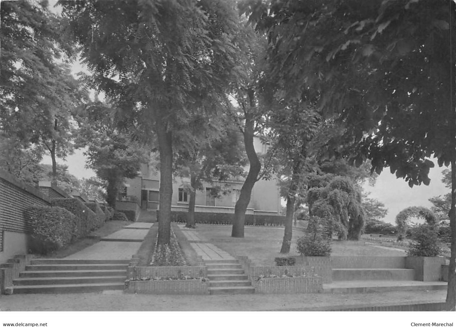 SURESNES - Collège Moderne De Jeunes Filles - Le Jardin - Très Bon état - Suresnes