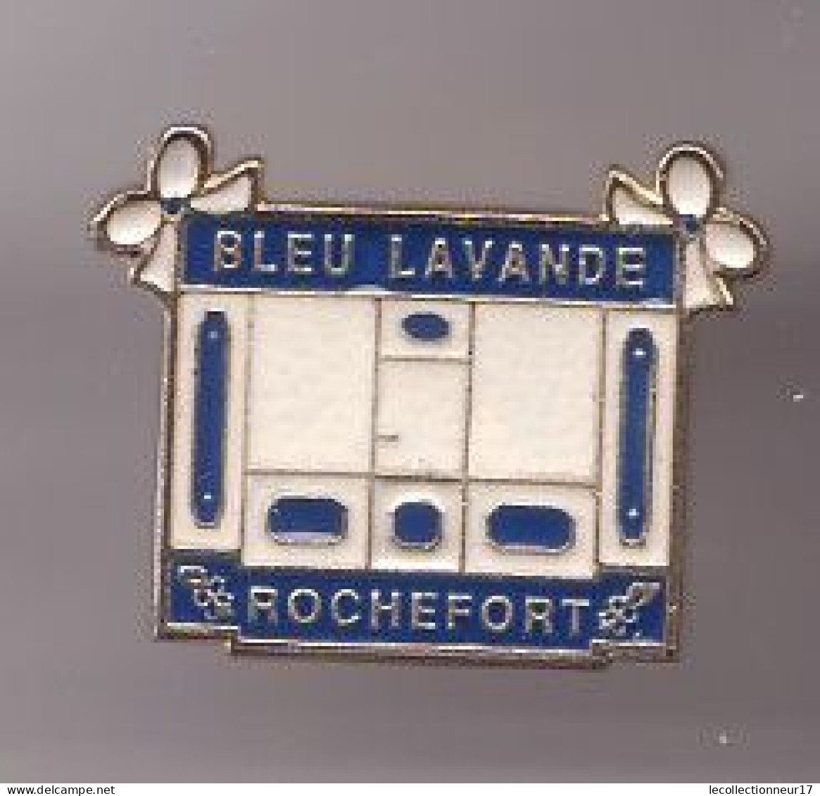 Pin's Bleu Lavande Rochefort En Charente Maritime Dpt 17 Réf 1630 - Städte