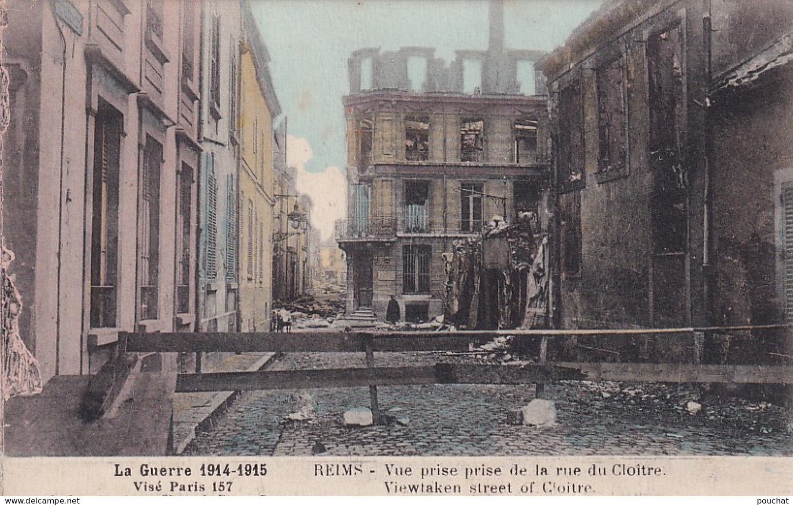 VE Nw-(51) GUERRE 1914/15 - REIMS - VUE PRISE DE LA RUE DU CLOITRE - RUINES - CARTE COLORISEE - Reims