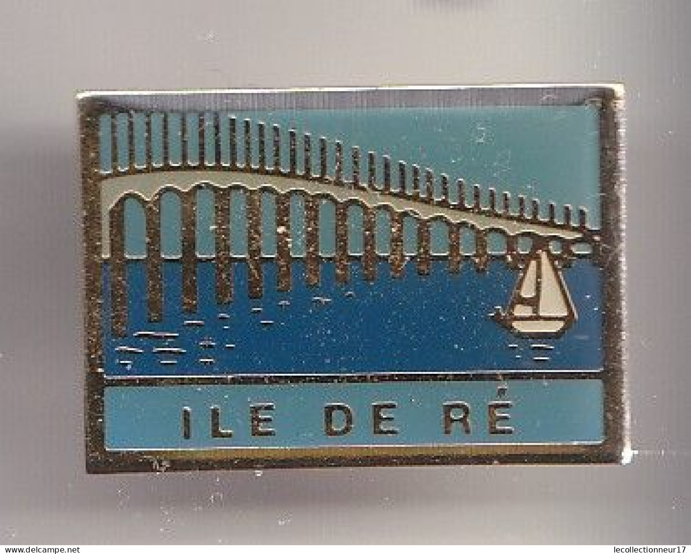 Pin's Ile De Ré En Charente Maritime Dpt 17  Réf 8328 - Steden