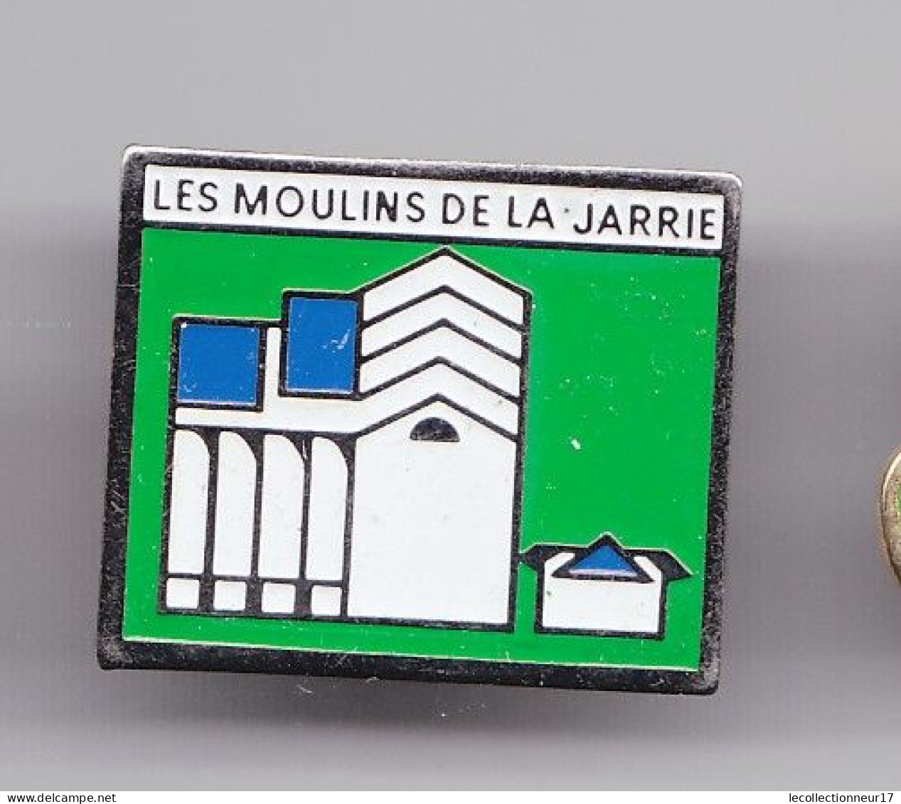 Pin's Les Moulins De La Jarrie En Charente Maritime Dpt 17 Réf 4226 - Ciudades