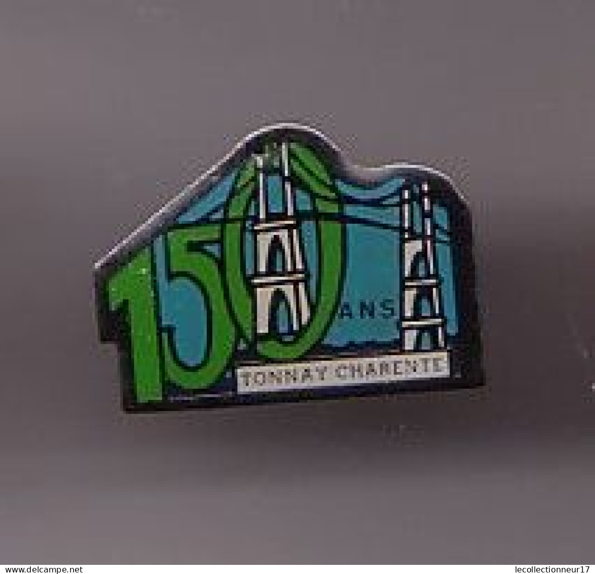 Pin's Thonnay Charente Les 150 Ans Du Pont Suspendu Dpt 17 Réf 1012 - Cities