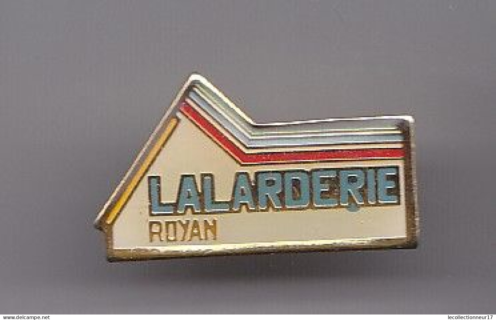 Pin's Lalarderie Royan En Charente Maritime Dpt 17 Réf 5216 - Ciudades