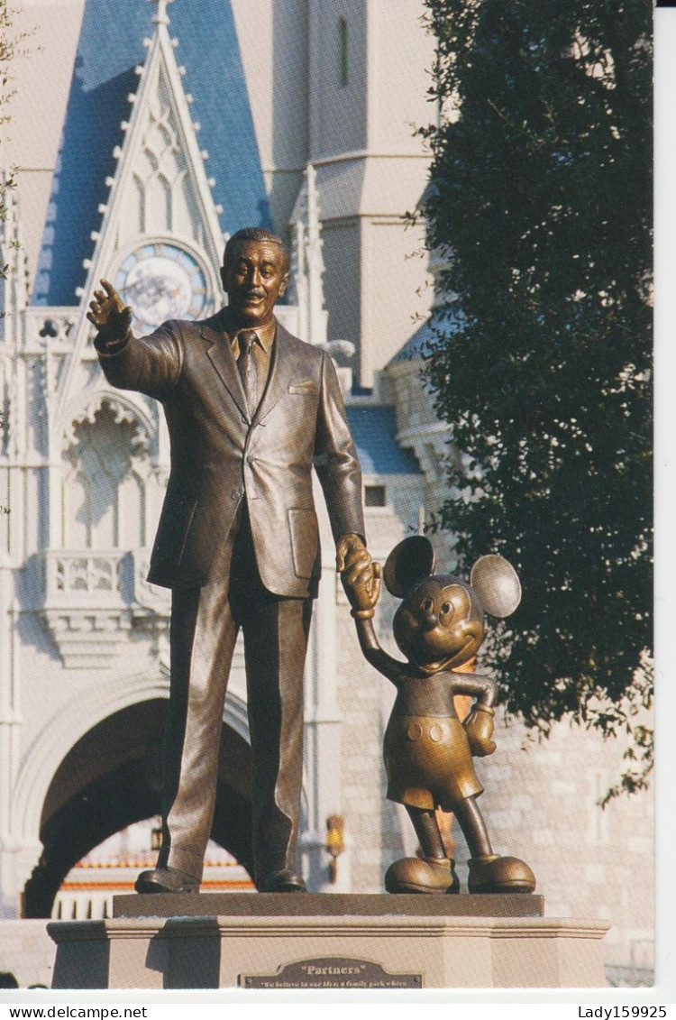 Partners L'Homme Walt Disney Saluant Les Visiteurs En Tenant La Main à Mickey Statue En Cuivre   CM 2 Scans - Disneyworld