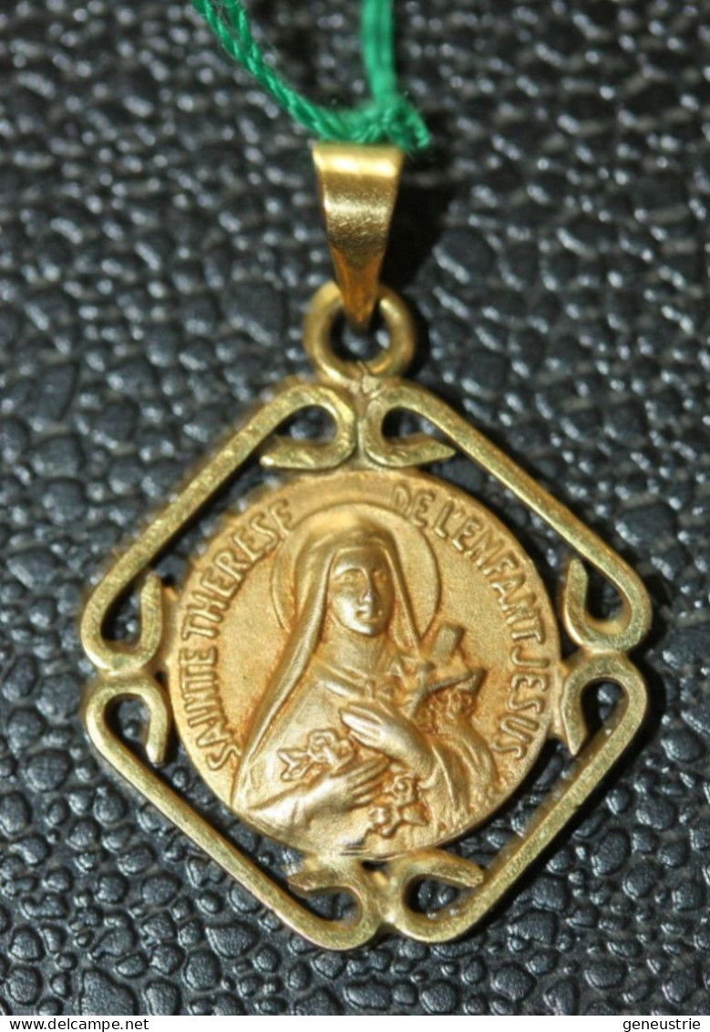 Belle Médaille Religieuse Plaqué Or Années 30 "Ste Thérèse De L'Enfant Jésus" - Religión & Esoterismo