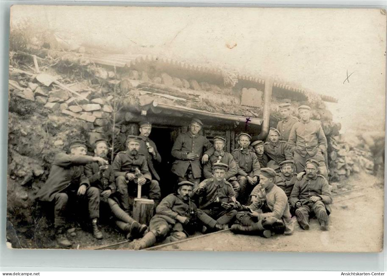 39675306 - Gruppenfoto Soldaten Pfeife Unterstand - Guerre 1914-18