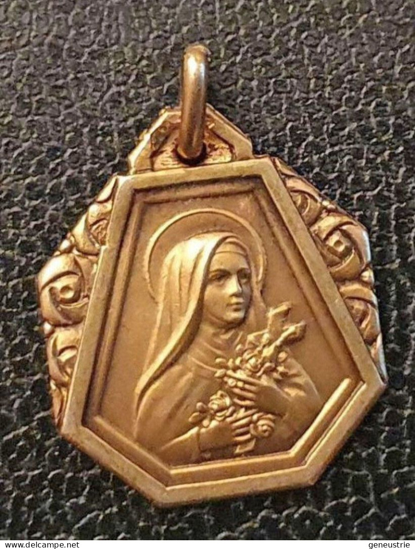 Belle Médaille Religieuse Plaqué Or Art Déco - Années 30 "Sainte Thérèse De L'Enfant Jésus - Lisieux" - Religious Medal - Godsdienst & Esoterisme