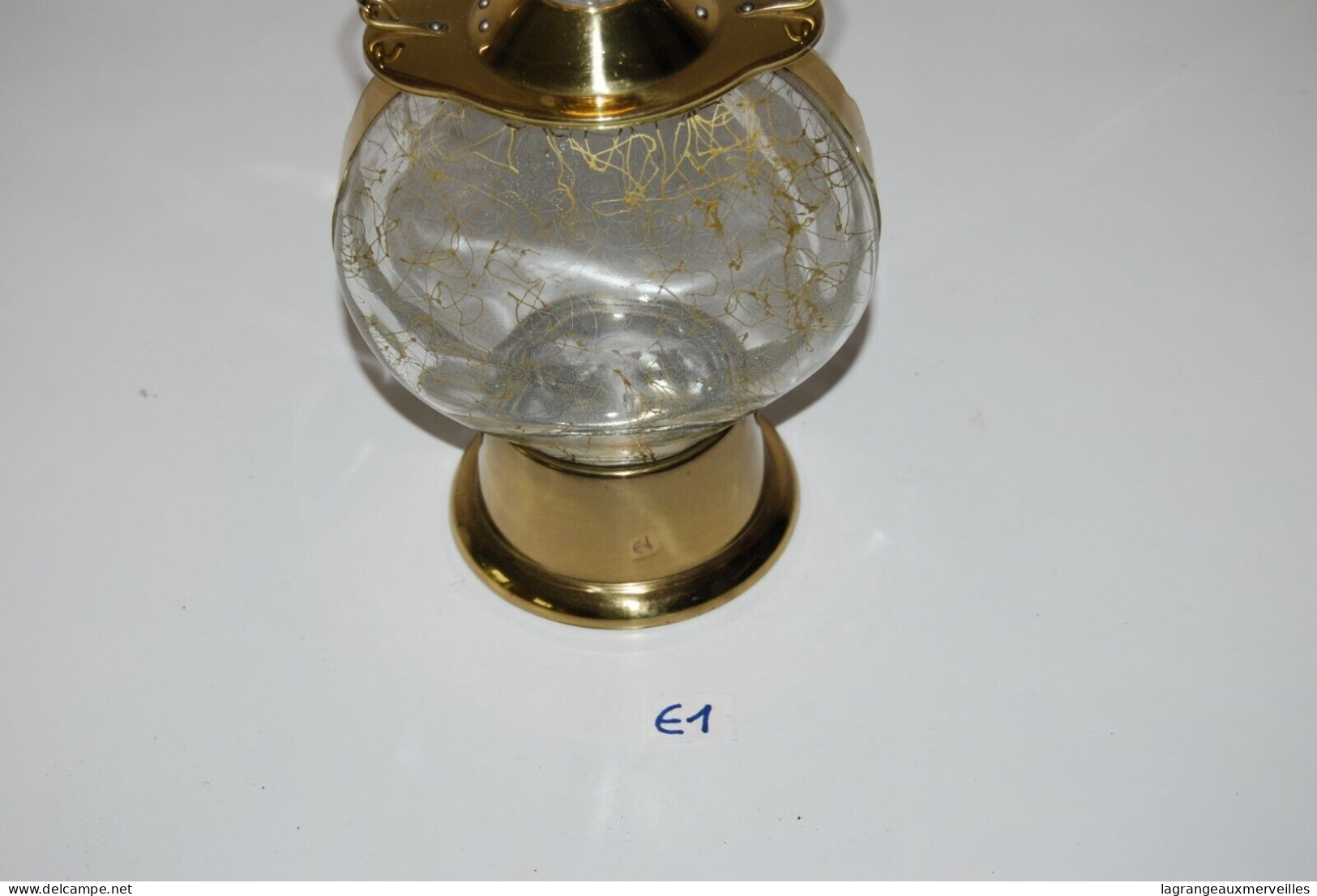 E1 Objet De Vitrine - Lampe Avec Armature En Métal - Lámparas Y Arañas