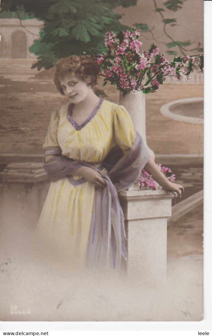 D45. Vintage Tinted Postcard. Woman Leaning On Post. - Vrouwen