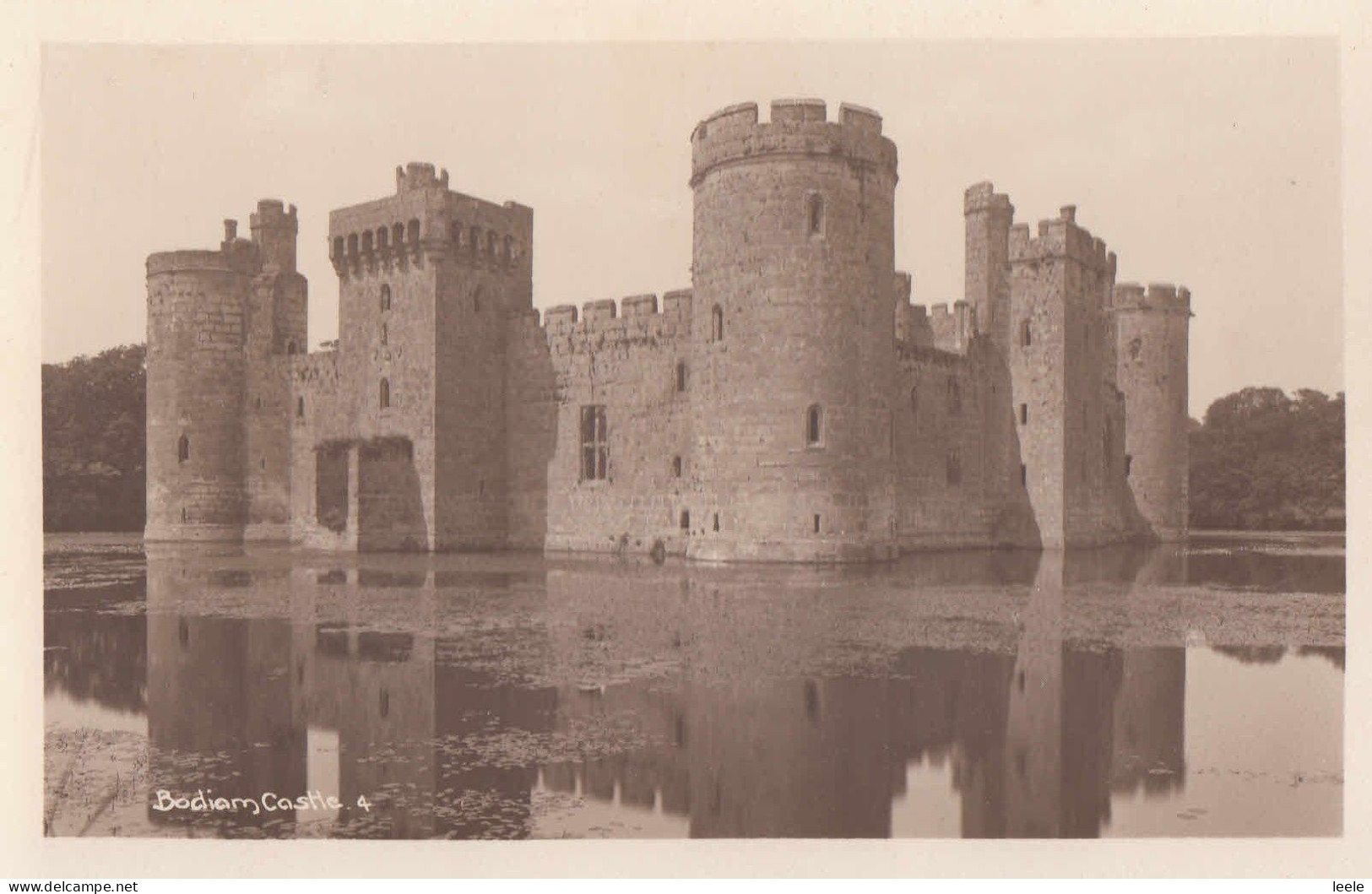 D44. Vintage Postcard. Bodiam Castle And Moat. Sussex. - Otros & Sin Clasificación