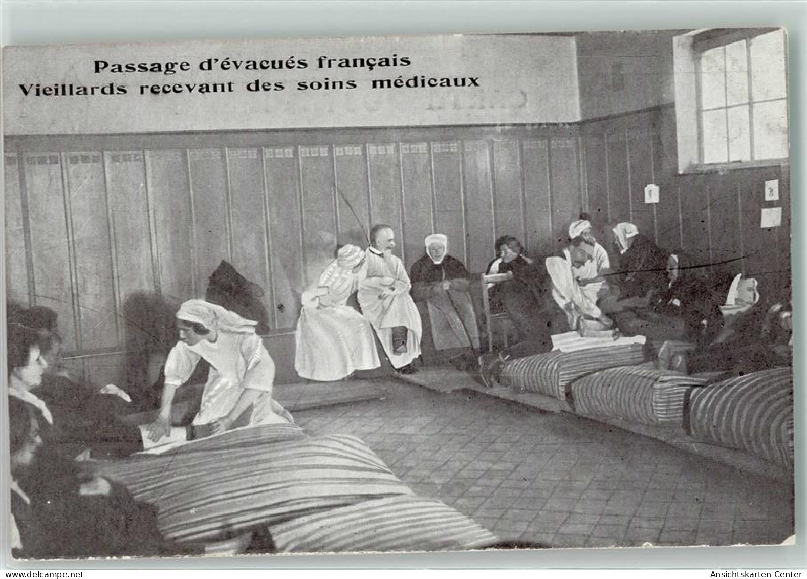 10640506 - Passage Evacues Francais -  Krankenschwestern - Vieillards Recevant Des Soins Medicaux - Andere & Zonder Classificatie