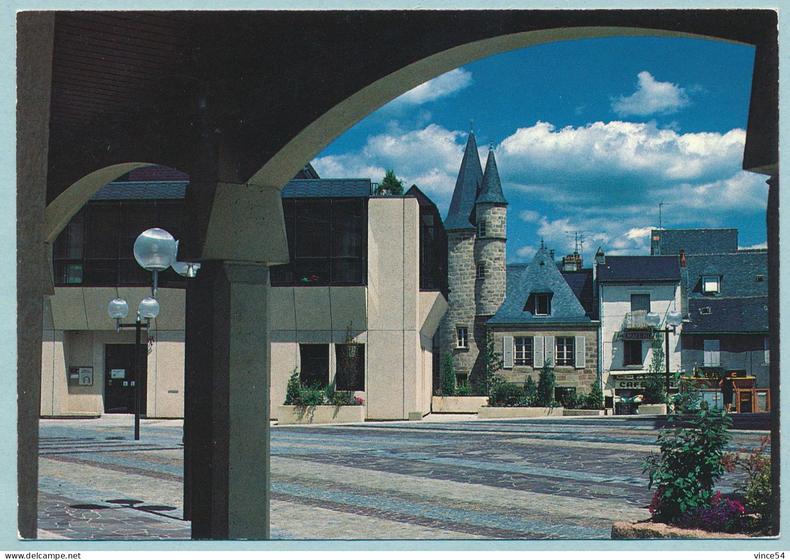 BRIVE-LA-GAILLARDE - Place Jean Marie Dauzier, Ancienne Place De La Halle Le Crédit Agricole Mutuel - Brive La Gaillarde