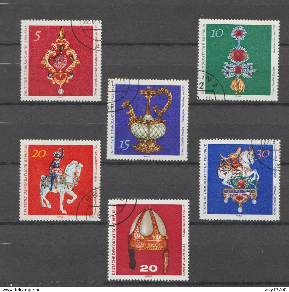 DDR Lot 17 Timbres Cadran Solaire - Bijoux - Globes - - Other & Unclassified