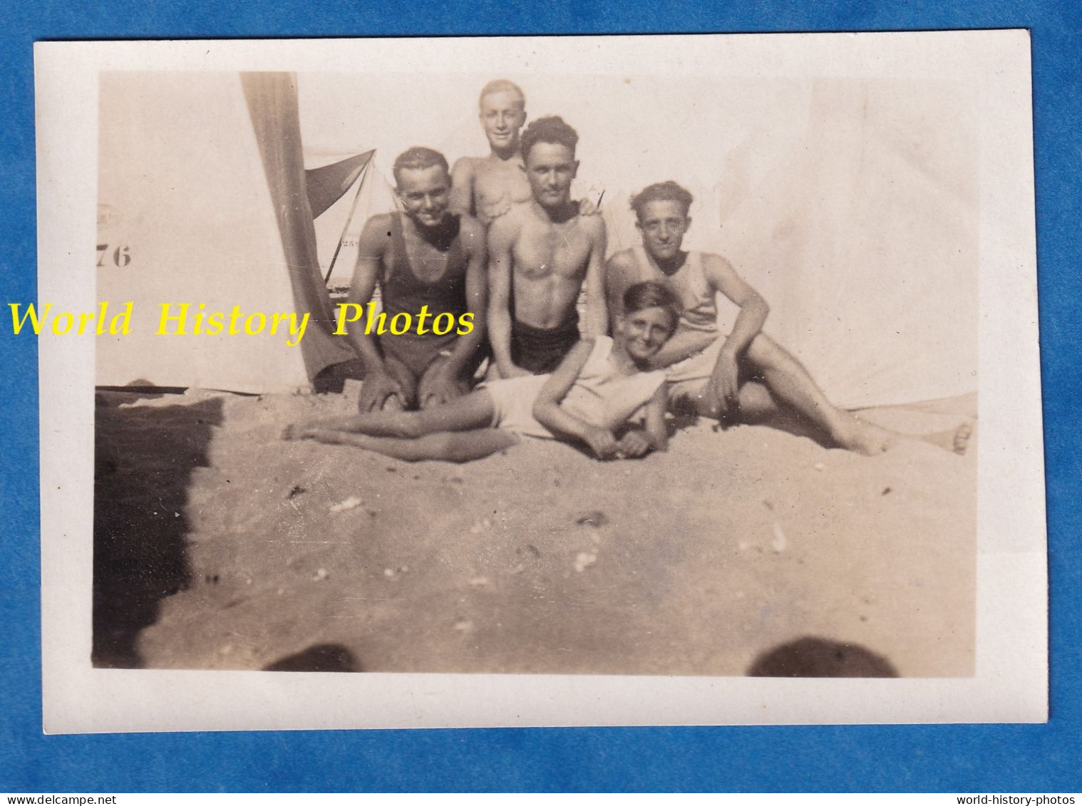 Photo Ancienne Snapshot - Portrait De Garçon à La Plage - Tente Sable Vacances Homme Torse Nu Muscle Athete Amis - Sport