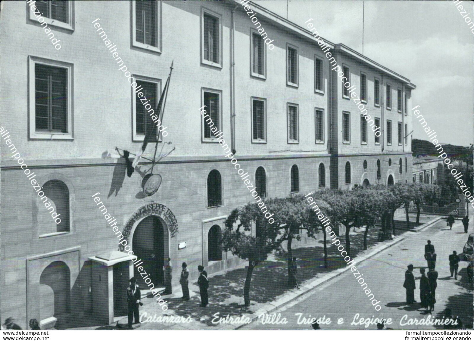 Ao615 Cartolina Catanzaro Citta' Entrata Villa Trieste E Legione Carabinieri - Catanzaro