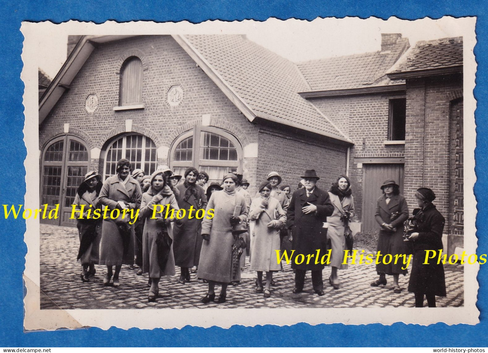 Photo Ancienne - LAEKEN - Institut Supérieur Ménager & Agricole De L' Etat - 1935 - Jeune Femme En Visite - Appareil - Lieux