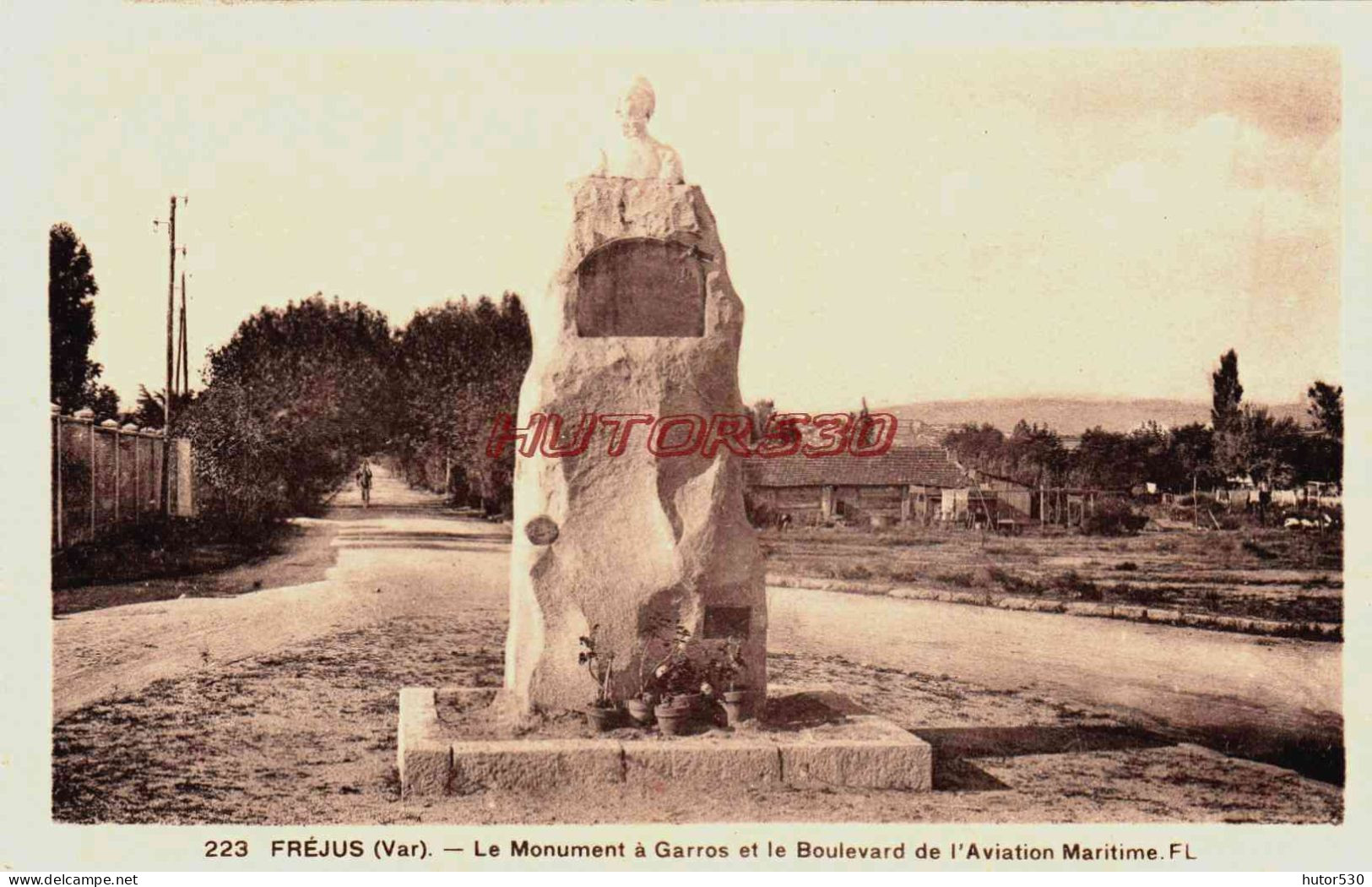 CPA FREJUS - VAR - LE MONUMENT A GARROS - Frejus