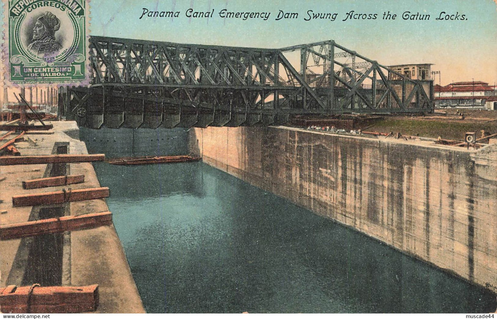 PANAMA CANAL EMERGENCY DAM SWUNG ACROSS THE GATUN LOCKS - Panamá