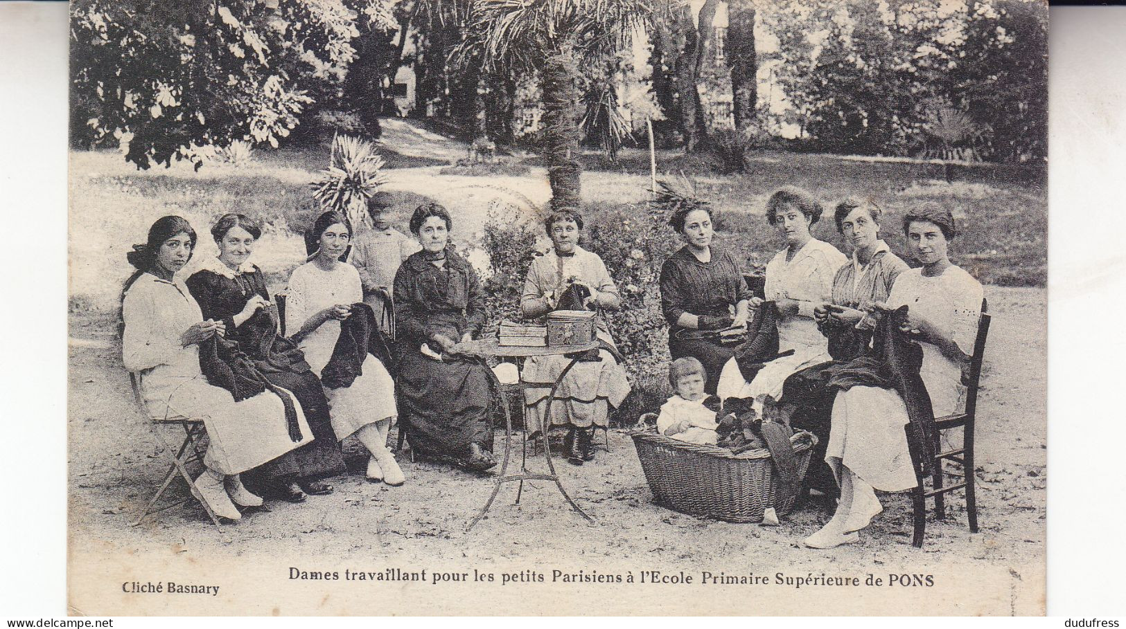 PONS  DAMES TRAVAILLANT POUR LES PETITS PARISIENS  A L ECOLE PRIMAIRE SUPERIEURE DE PONS - Pons