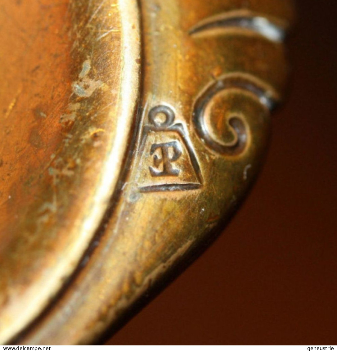 Belle Applique Ou Coupelle Du XVIIIe En Bronze Poinçonné à Déterminer "Saint Georges Terrassant Le Dragon" S. George - Bronzi
