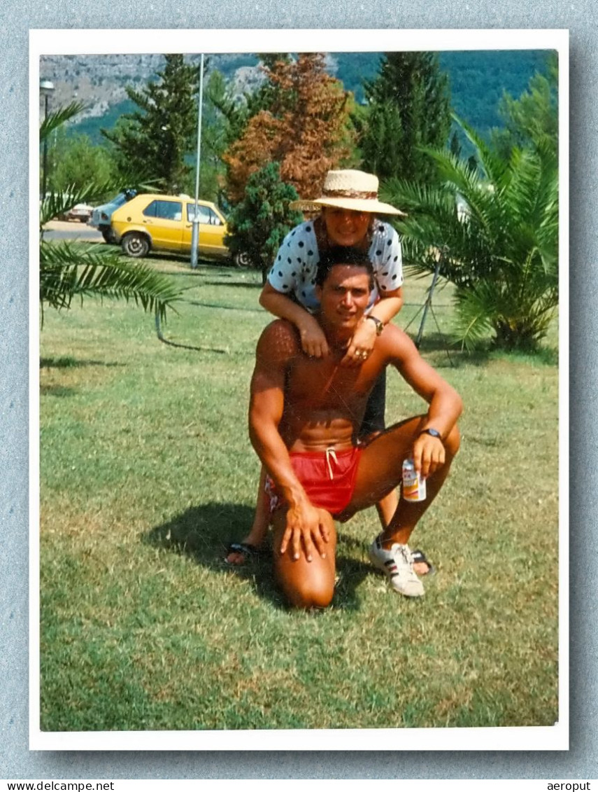 Photo Originale / Sports / Femme Et Homme Musclé Torse Nu, Un Athlète En Short Rouge Et Baskets, Gay Int - Pin-up