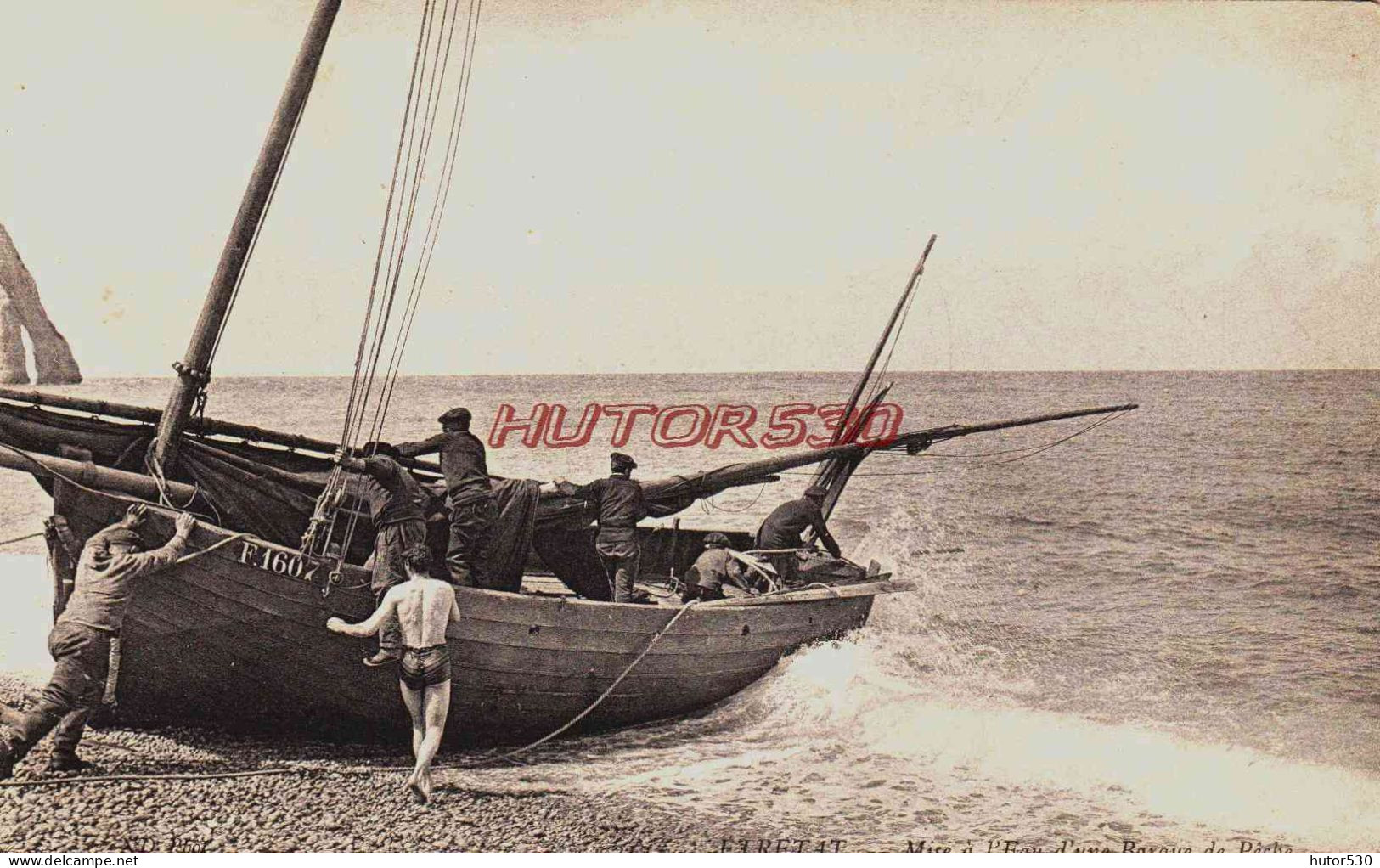 CPA ETRETAT - SEINE MARITIME - MISE A L'EAU D'UNE BARQUE DE PECHE - Etretat