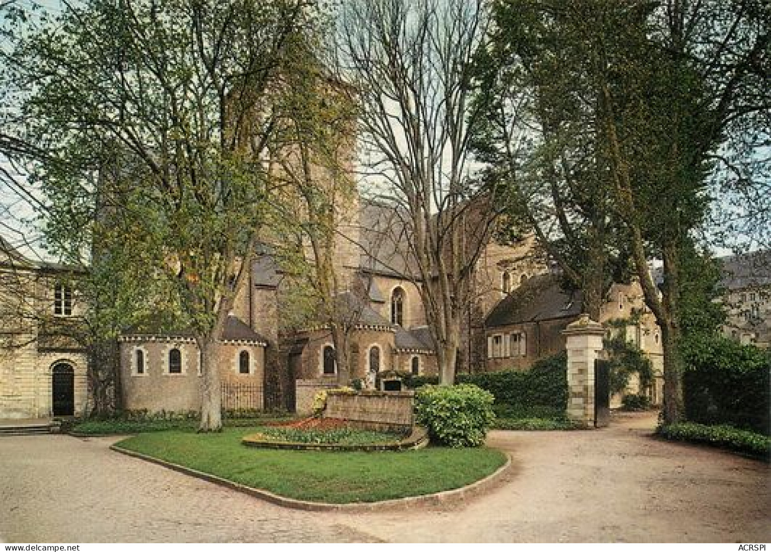 SOLESMES  Cour D'entrée De L'Abbaye  50  (scan Recto-verso)MA2271Bis - Solesmes