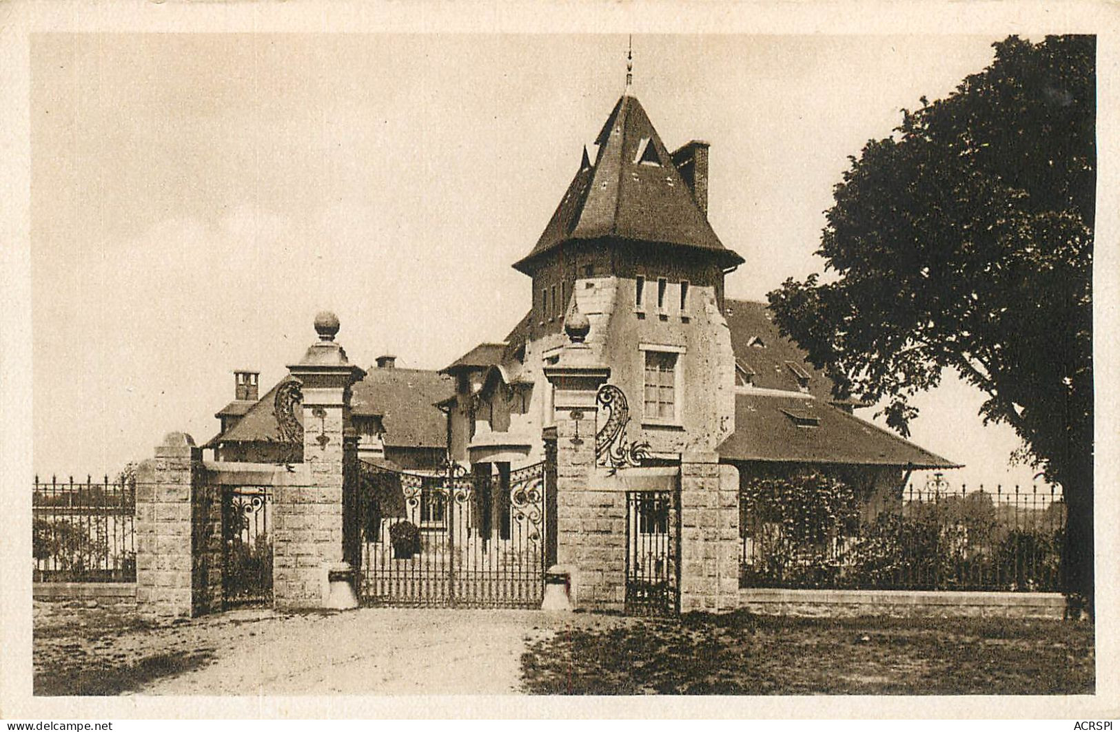 AMBRIERES LE GRAND Le Chateau Porte  D'honneur 48  (scan Recto-verso)MA2278 - Ambrieres Les Vallees