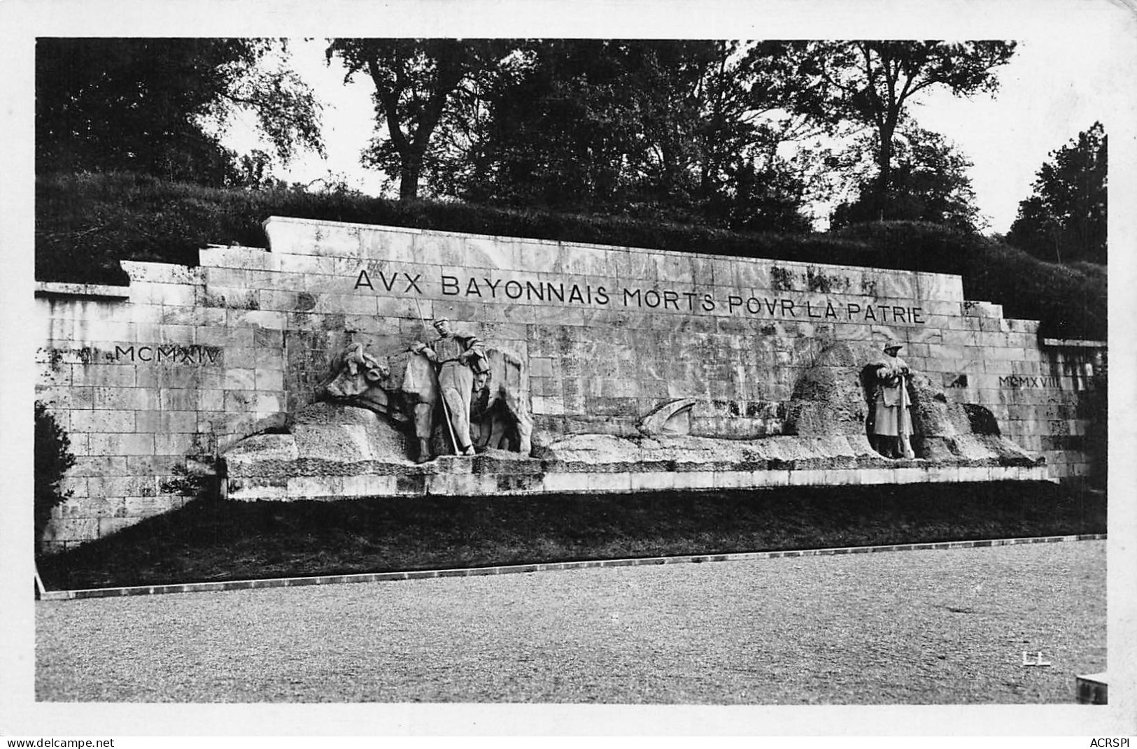 BAYONNE  Le Monument Aux Morts   52 (scan Recto-verso)MA2297 - Bayonne