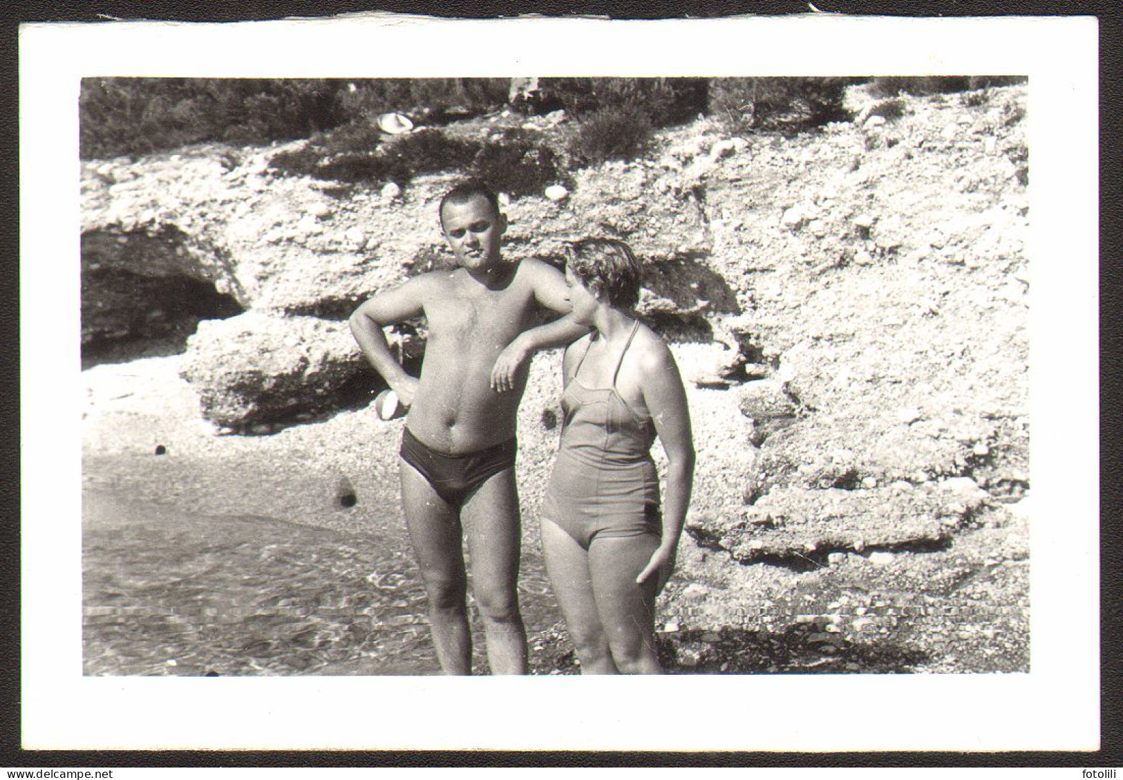 Couple Bikini Woman Girl And Trunks Muscular Man On Beach   Old Photo 9x6cm #41179 - Anonyme Personen