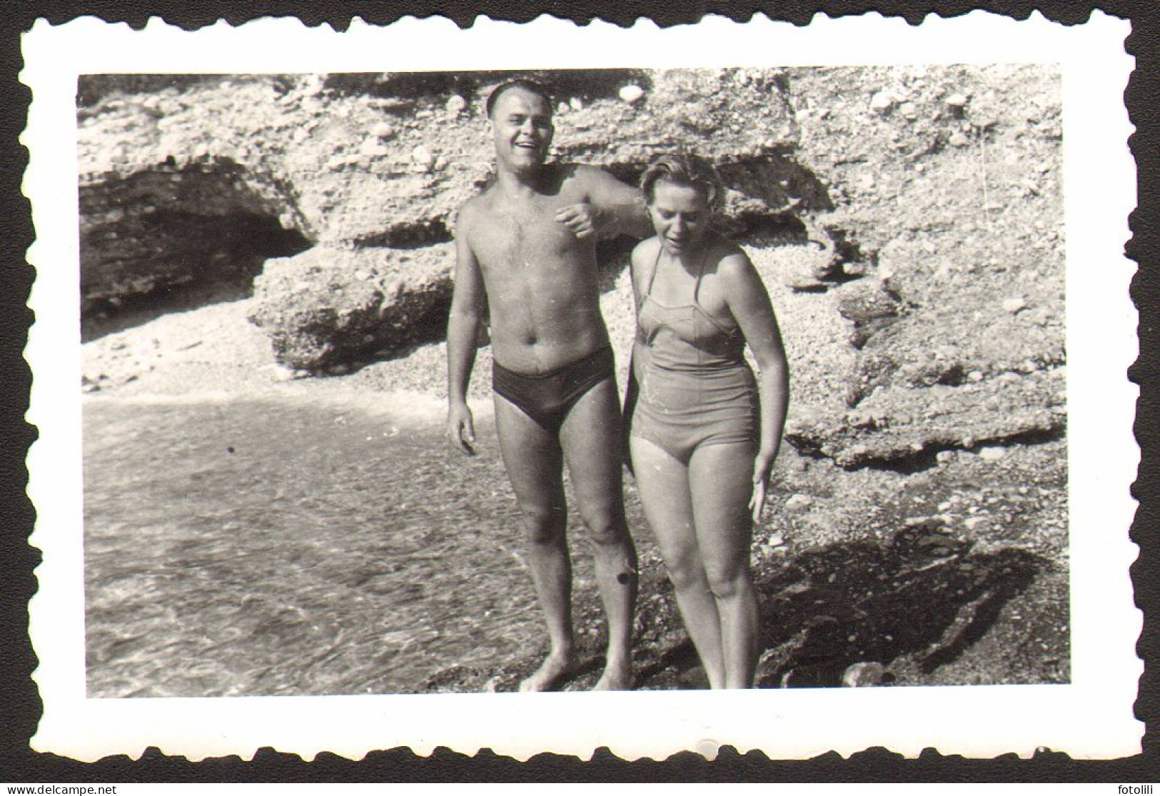 Couple Bikini Woman Girl And Trunks Muscular Man On Beach   Old Photo 9x6cm #41180 - Anonyme Personen