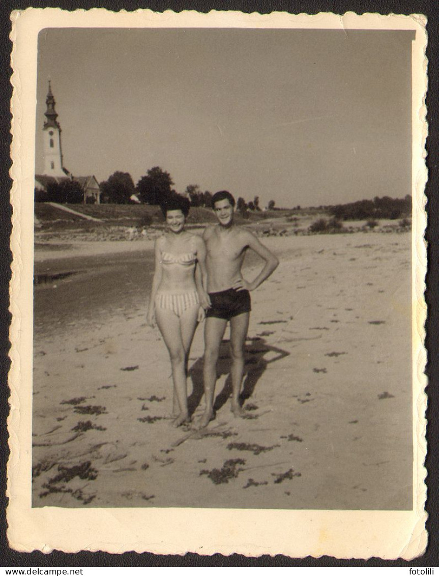 Couple Bikini Woman Girl And Trunks Muscular Man On Beach   Old Photo 9x6cm #41182 - Anonyme Personen