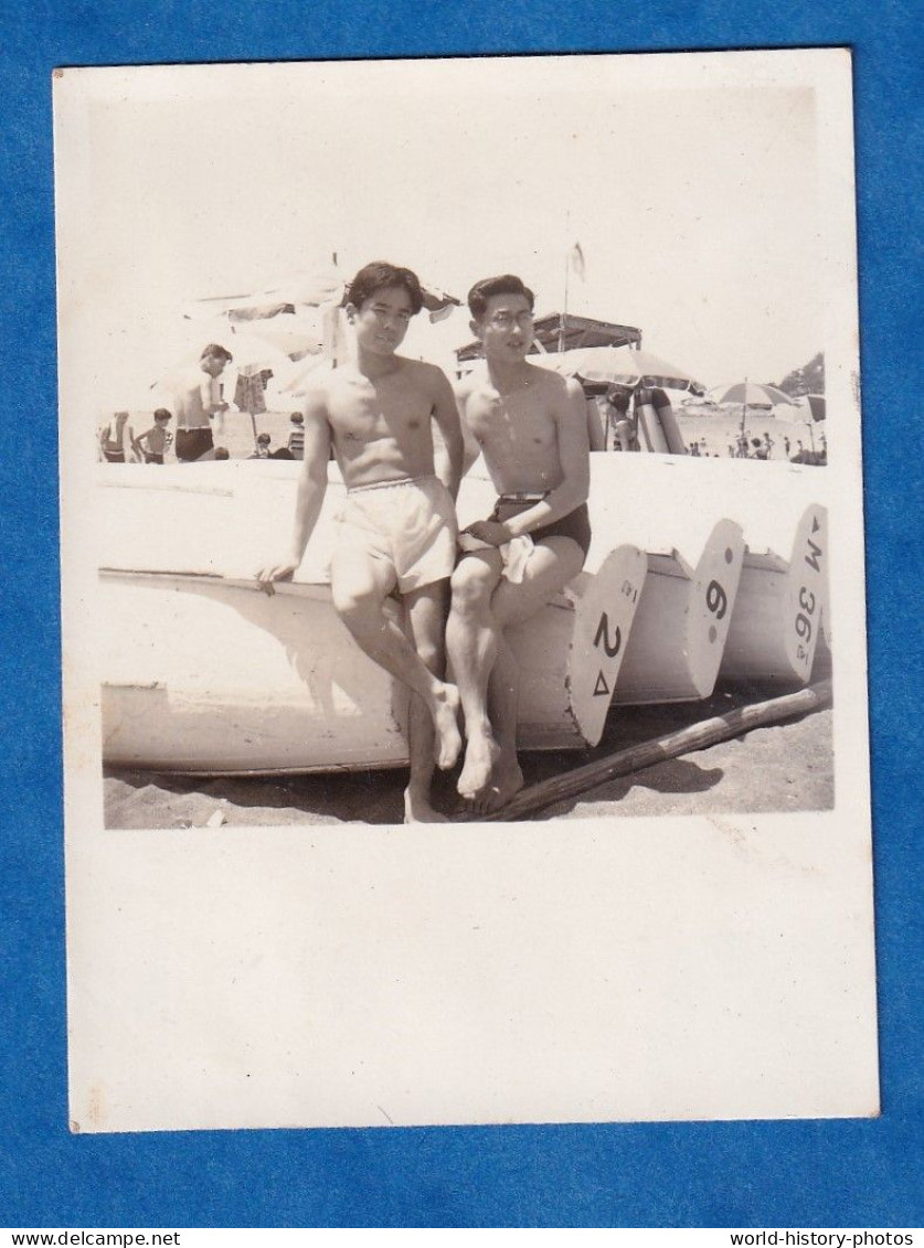 Photo Ancienne Snapshot - JAPON - Portrait De Garçon Japonais Assis Sur Bateau à La Plage - Jeune Homme Torse Nu - Sport