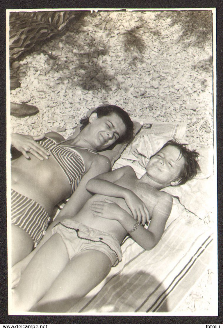 Bikini Woman And Girl Laying On Beach   Old Photo 9x6cm #41186 - Anonymous Persons