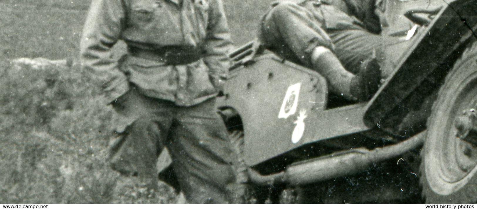 Photo Ancienne Snapshot - Manoeuvre Militaire Sur Automobile Jeep ? Hotchkiss ? - Voir Insigne Sur Zoom - 1955 - Casque - Krieg, Militär