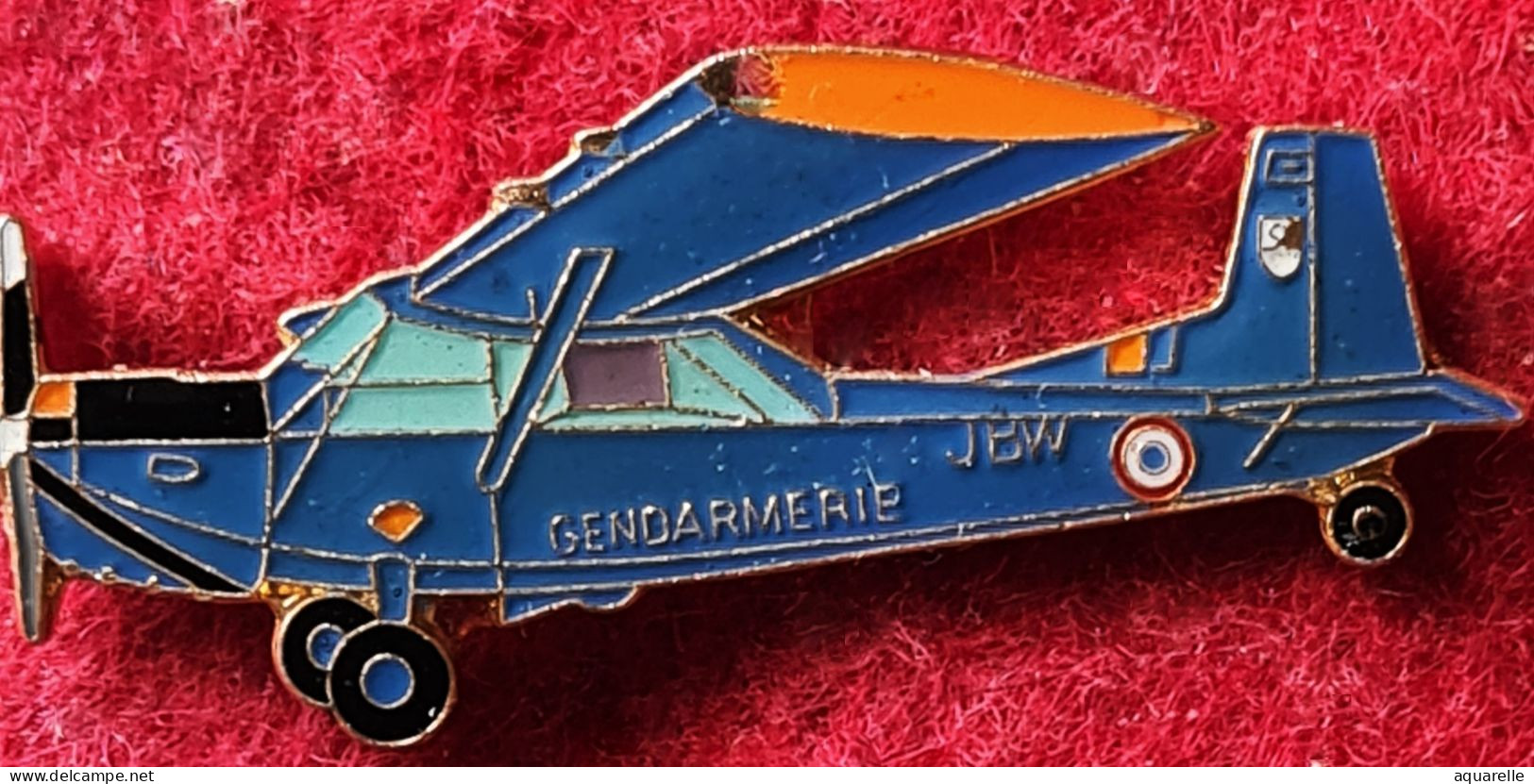 SUPER PIN'S AVION GENDARMERIE Signé SEGALEN émail Vernissé Base Or - Aerei