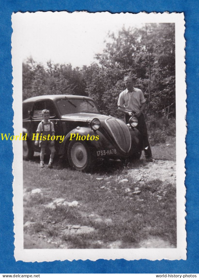 Photo Ancienne Snapshot - Belle Automobile SIMCA Ou FIAT - Père & Son Fils - Auto Famille Carosserie Homme Garçon - Automobile