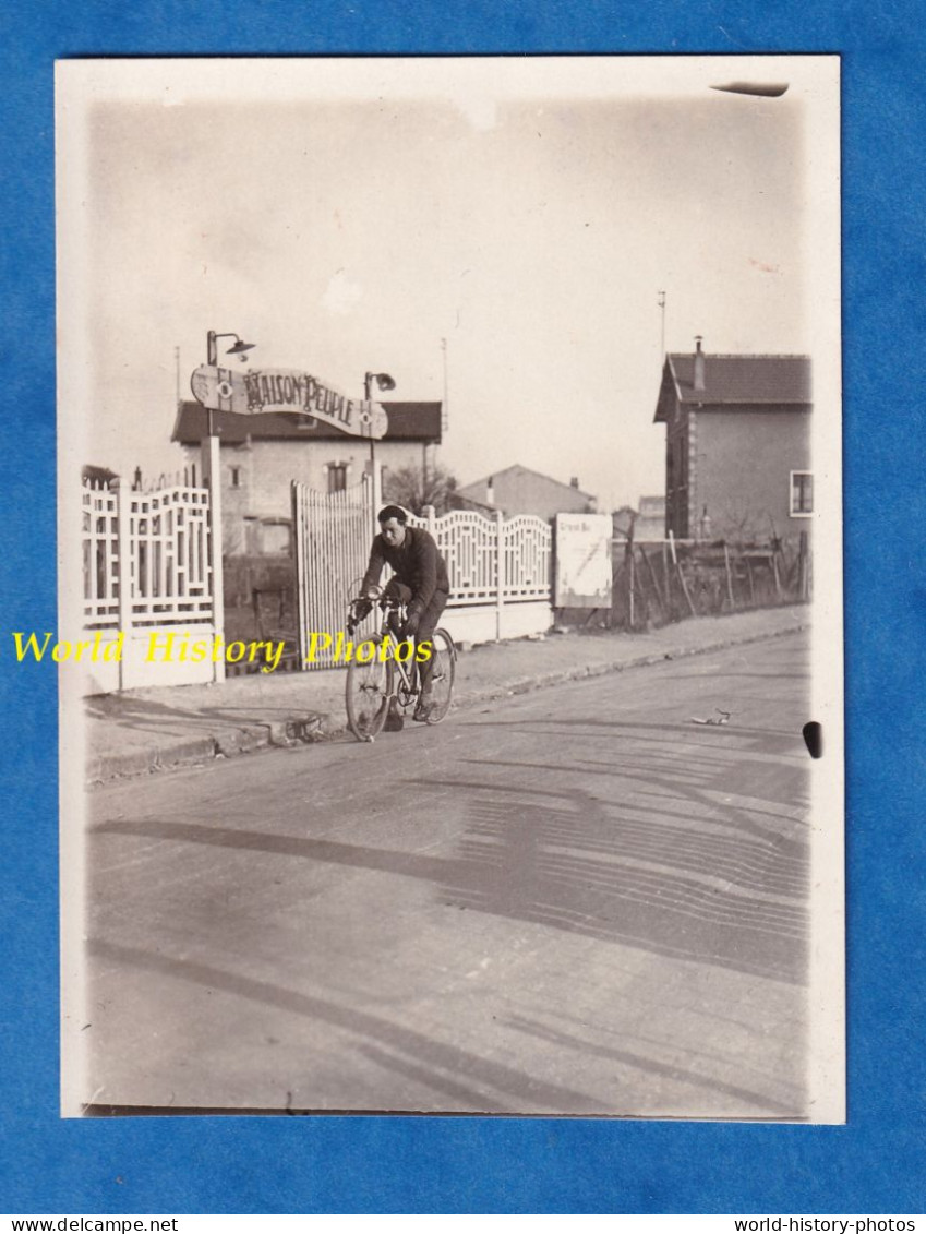 Photo Ancienne Snapshot - BEZONS - Portrait Coureur Cycliste Devant La Maison Du Peuple - 1933 - Rue Quartier Maison - Radsport