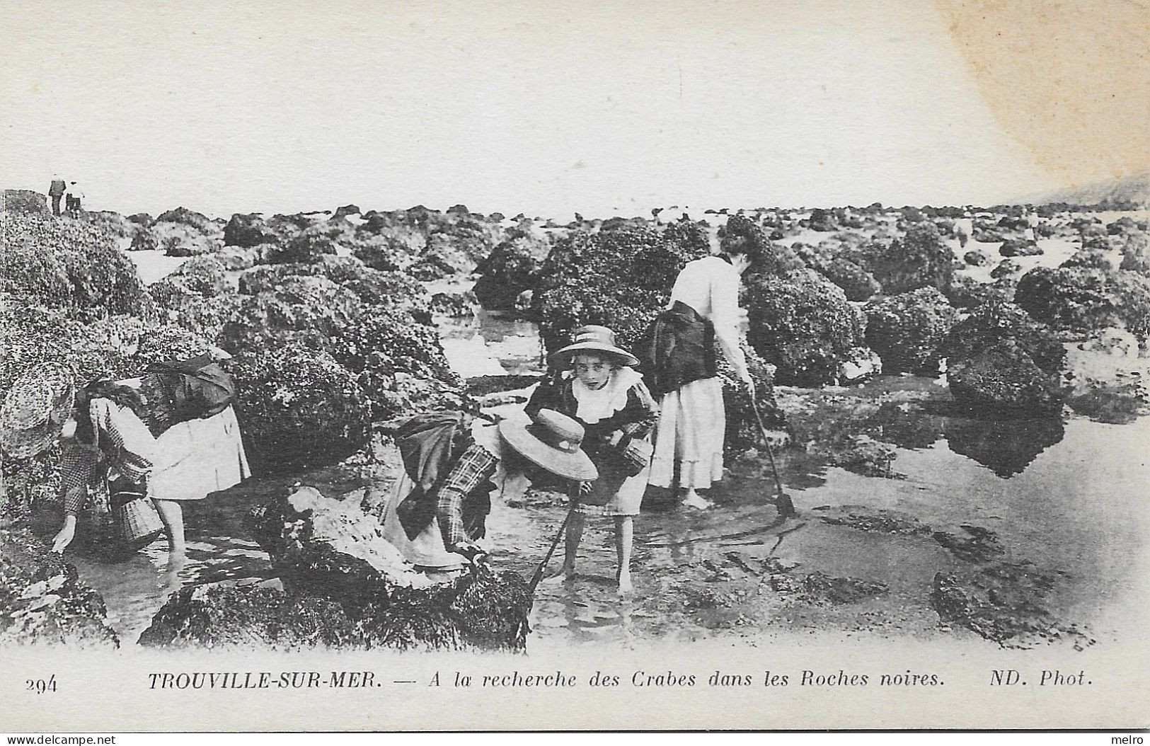 CPA- (Dep.14) - TROUVILLE-sur-MER - A La Recherche Des Crabes Dans Les Roches Noires (TRES BELLE ANIMATION - Trouville