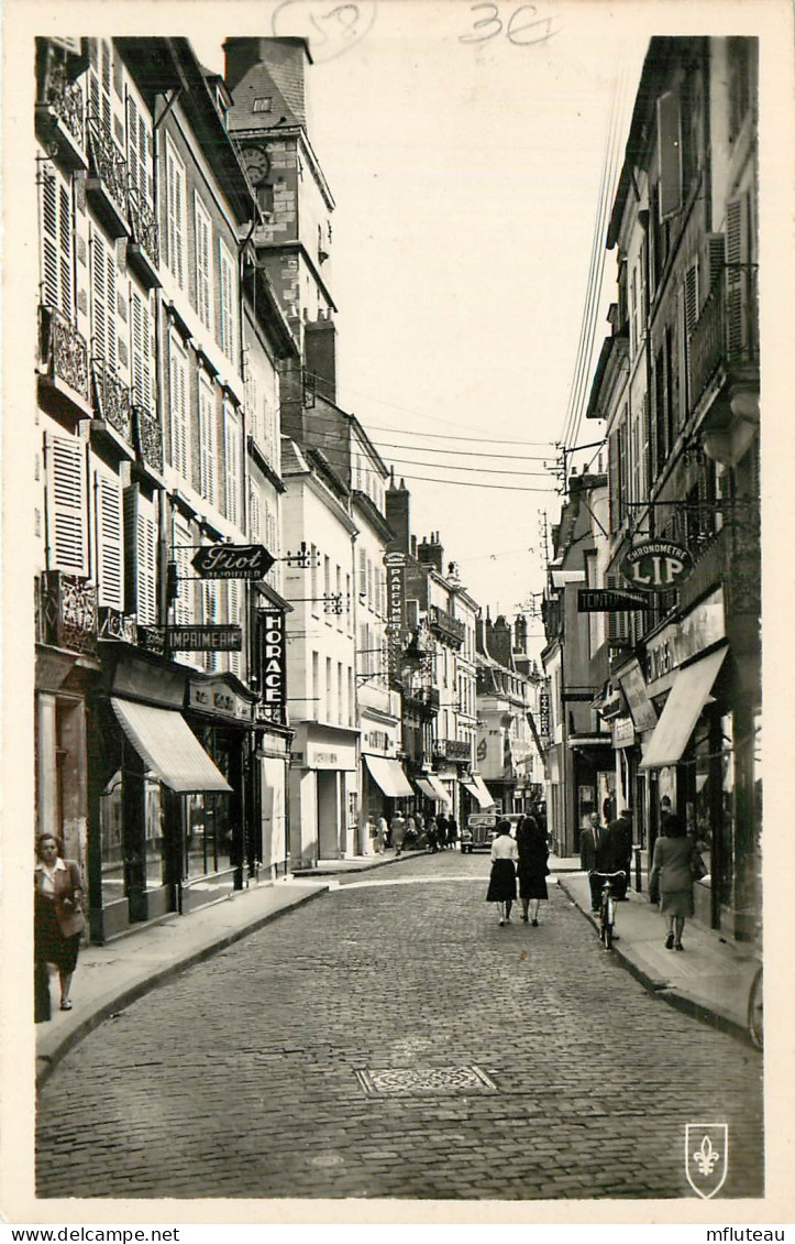 58* NEVERS    La Rue Du Commerce   CPSM  (format 9x14cm)   RL25,1051 - Nevers
