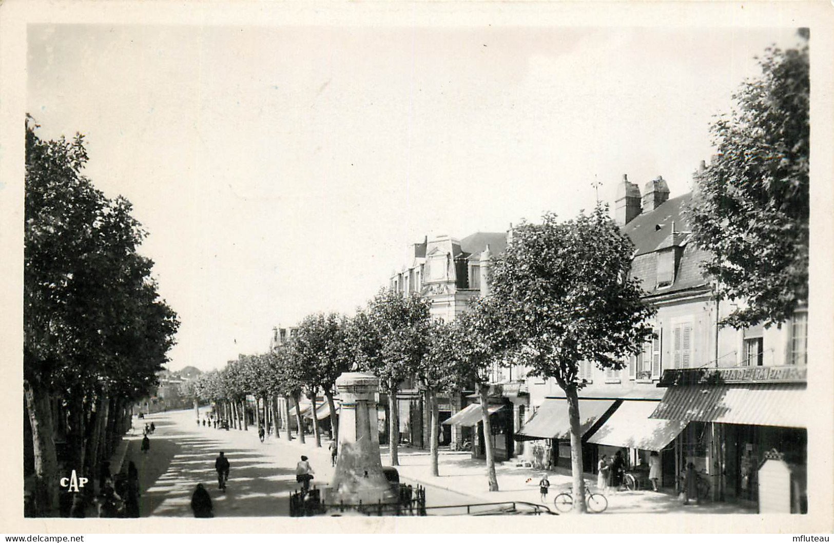 58* COSNE S/LOIRE  Place De La Republique  CPSM  (format 9x14cm)    RL25,0943 - Cosne Cours Sur Loire