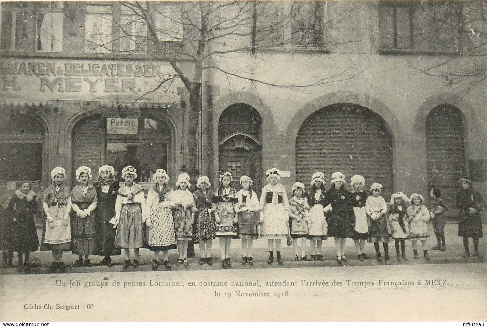 57* METZ  Petites Lorraines Attendant L Arrivee Des Troupes      RL25,0859 - Metz