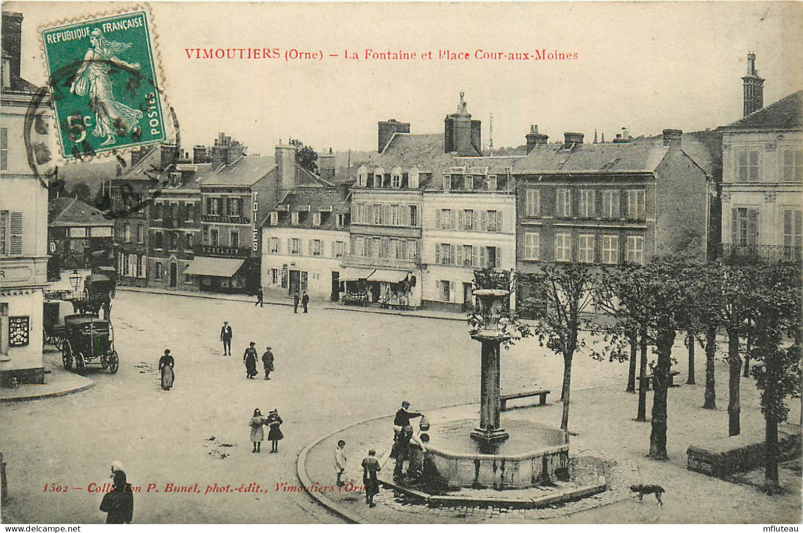 61* VIMOUTIERS Fontaine – Place Cour Aux Moines      RL25,1696 - Vimoutiers